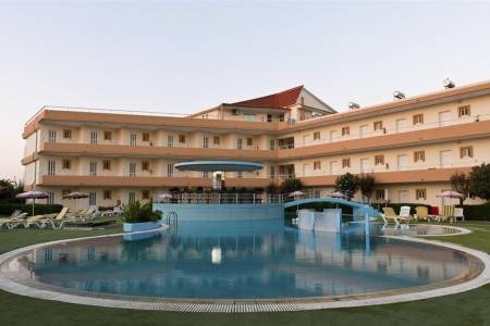 Invia – Bayside Katsaras,  recenzia