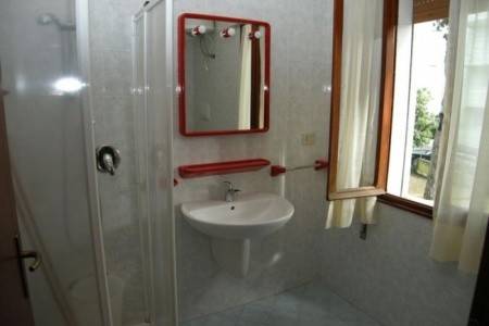 Invia – Villa Pineta,  recenzia