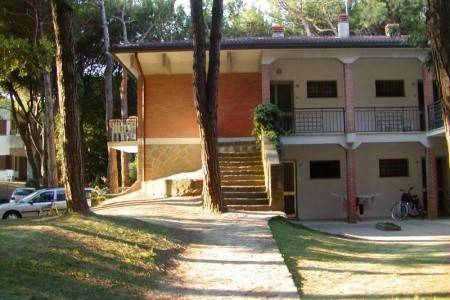 Invia – Villa Sandra,  recenzia