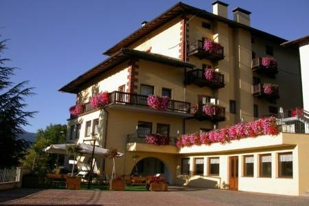 Invia – Hotel Corona*** – Carano, Val di Fiemme/Obereggen